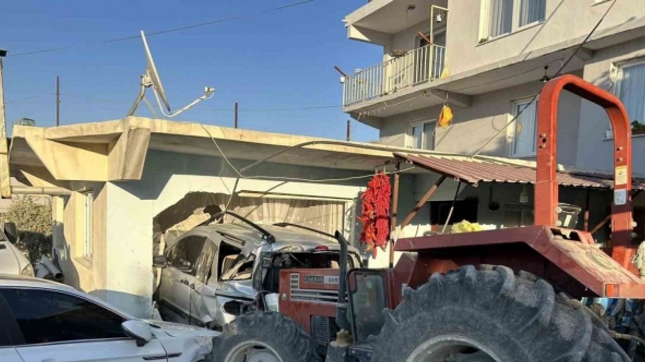 Hatay’da 3 aracı biçen taş yüklü traktör, evin duvarını yıkıp içeri girdi