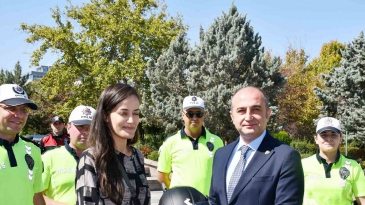 İçişleri Bakanlığının projesi motosiklet sürücülerine tanıtıldı, kask ve yelek hediye edildi