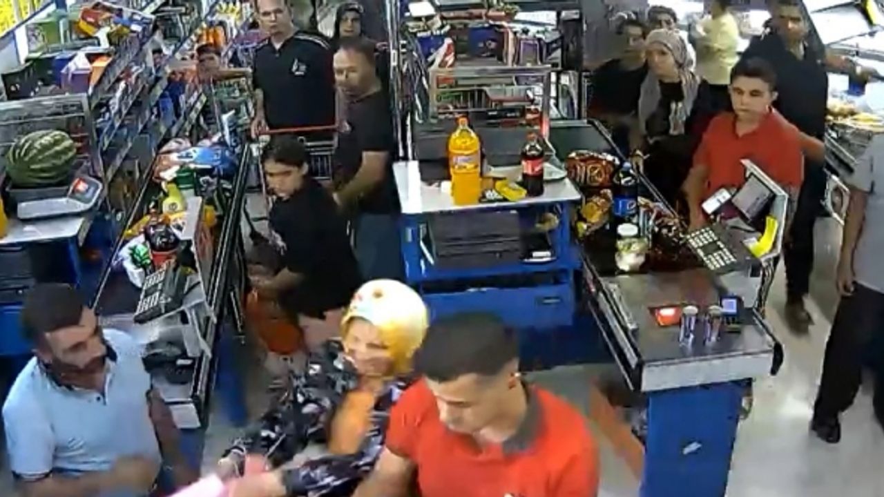 İki kız çocuğuna markette öldüresiye dayak kamerada