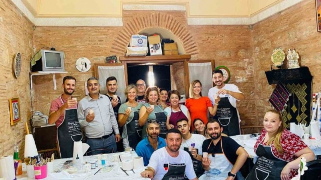 İtalya ve Yunanistan’dan gelen heyet ebru ve çini atölyelerini gezdi
