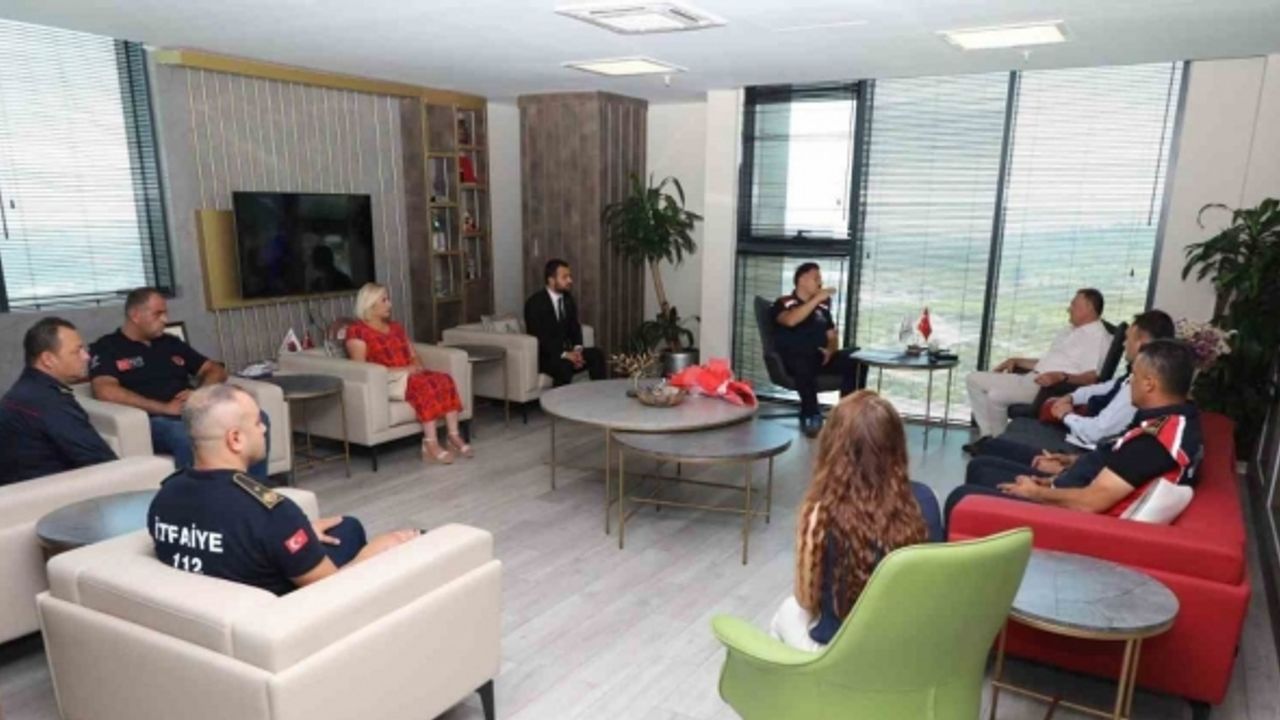 İtfaiye Haftası’nda Hatay Büyükşehir Belediyesi itfaiye ekibinden Başkan Savaş’a ziyaret