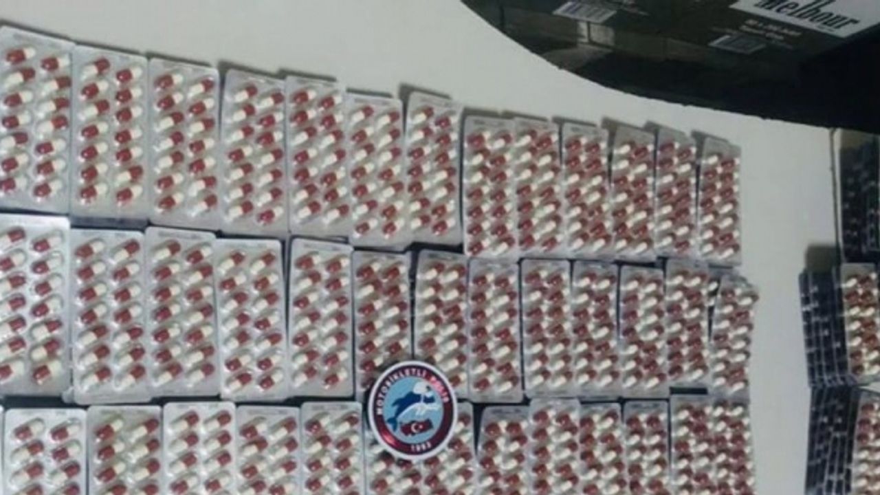 İzmir’de yunus ekipleri, taksideki şüphelilerden binlerce sentetik ecza ele geçirdi