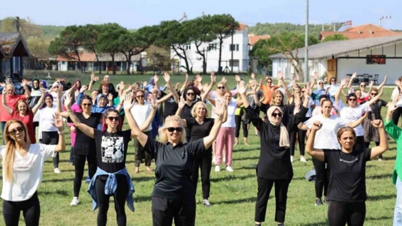 İzmitli kadınlar zumba etkinliği ile hem eğlendi hem spor yaptı