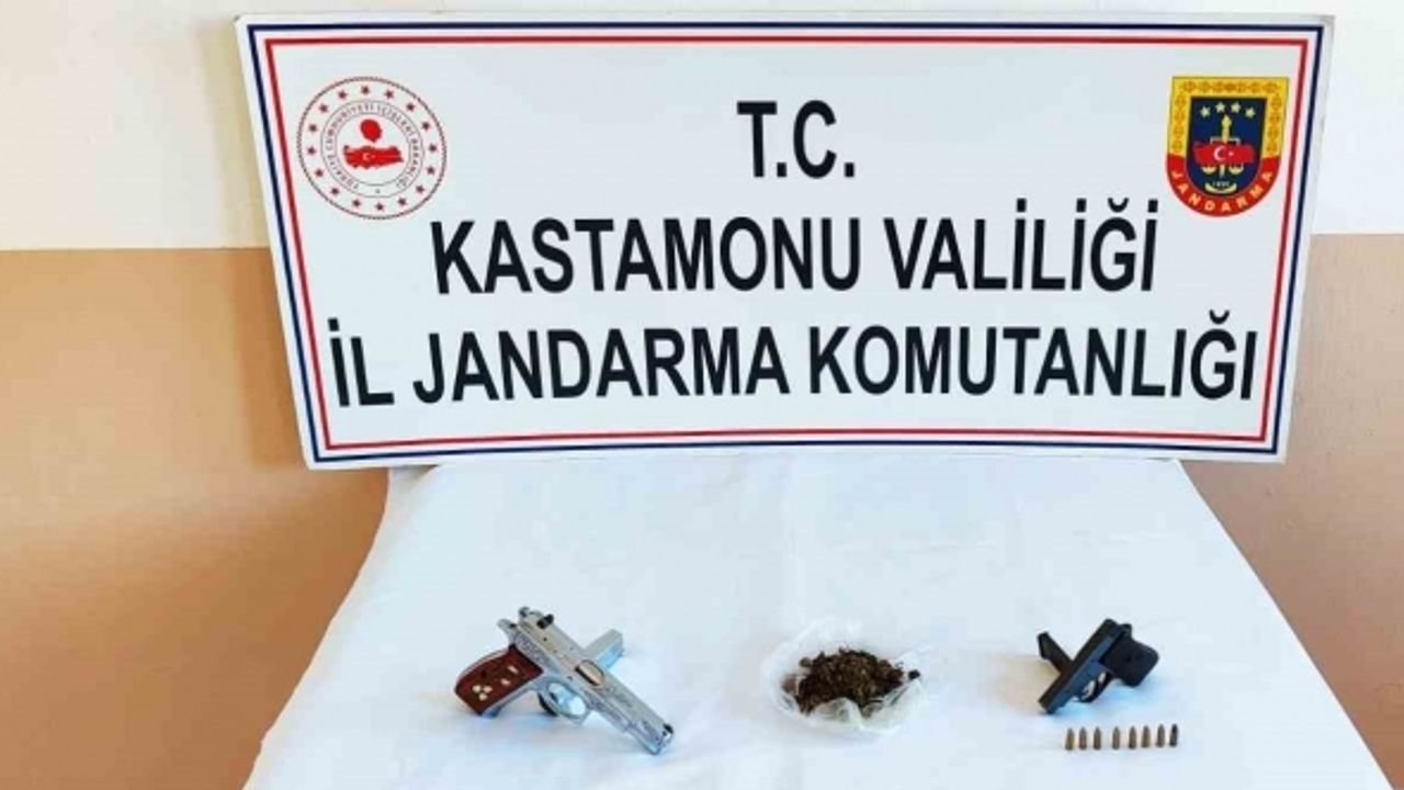 Jandarma ekiplerinin şüphesi ele verdi, durdurulan araçta esrar ele geçirdi: 3 gözaltı