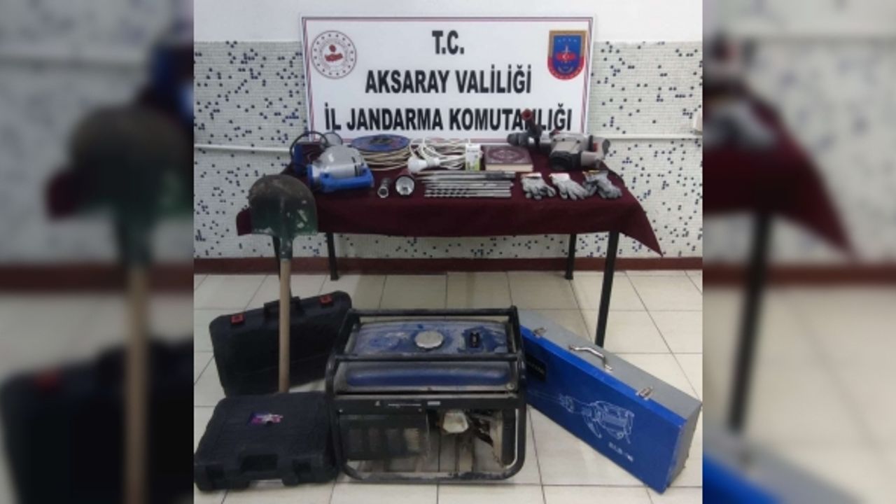 Kaçak kazı yapan 3 defineci jandarma ekiplerince yakalandı