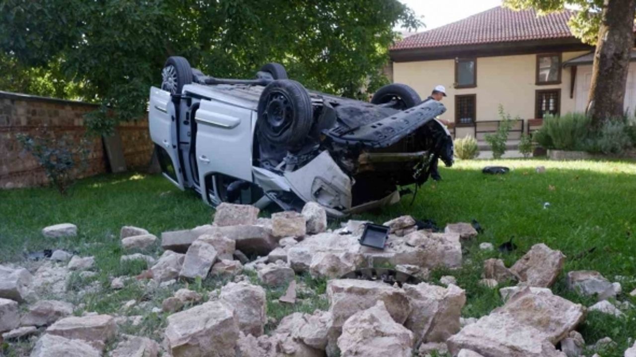 Kaçarken cami bahçesine uçan panelvan vinç yardımıyla kaldırıldı