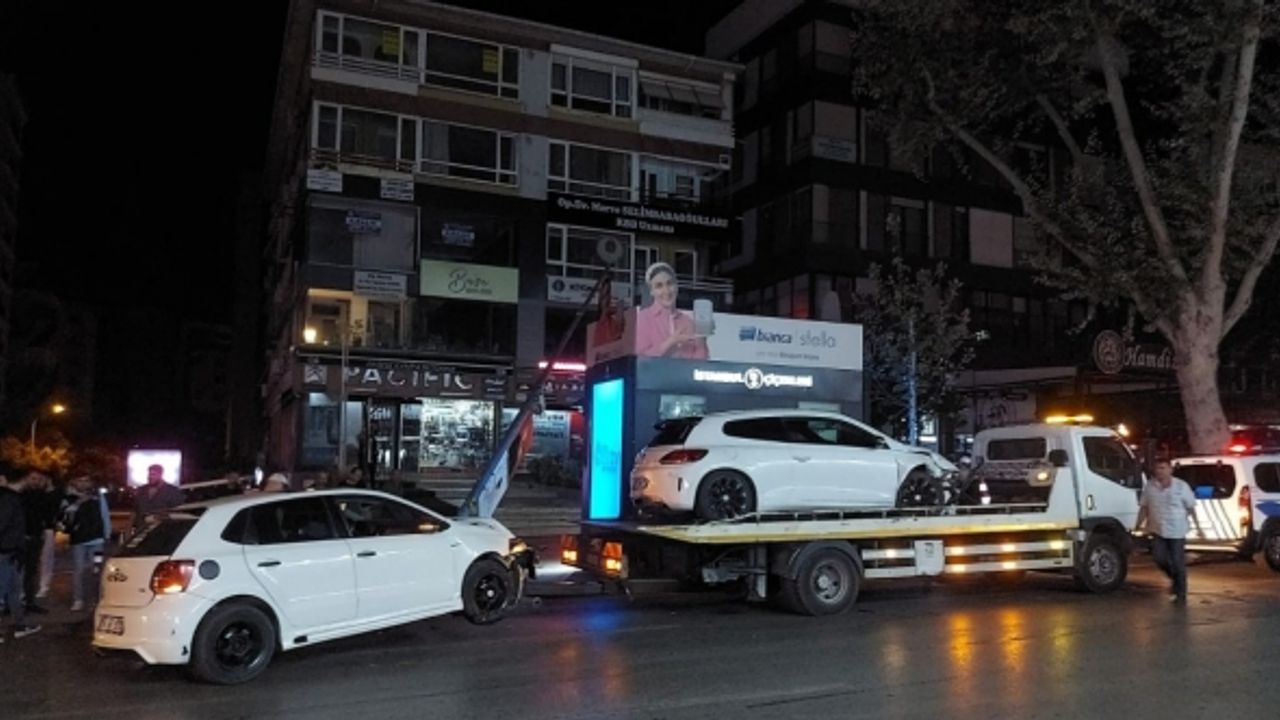Kadıköy’de iki araç çarpışıp elektrik direğine vurdu: 3 yaralı