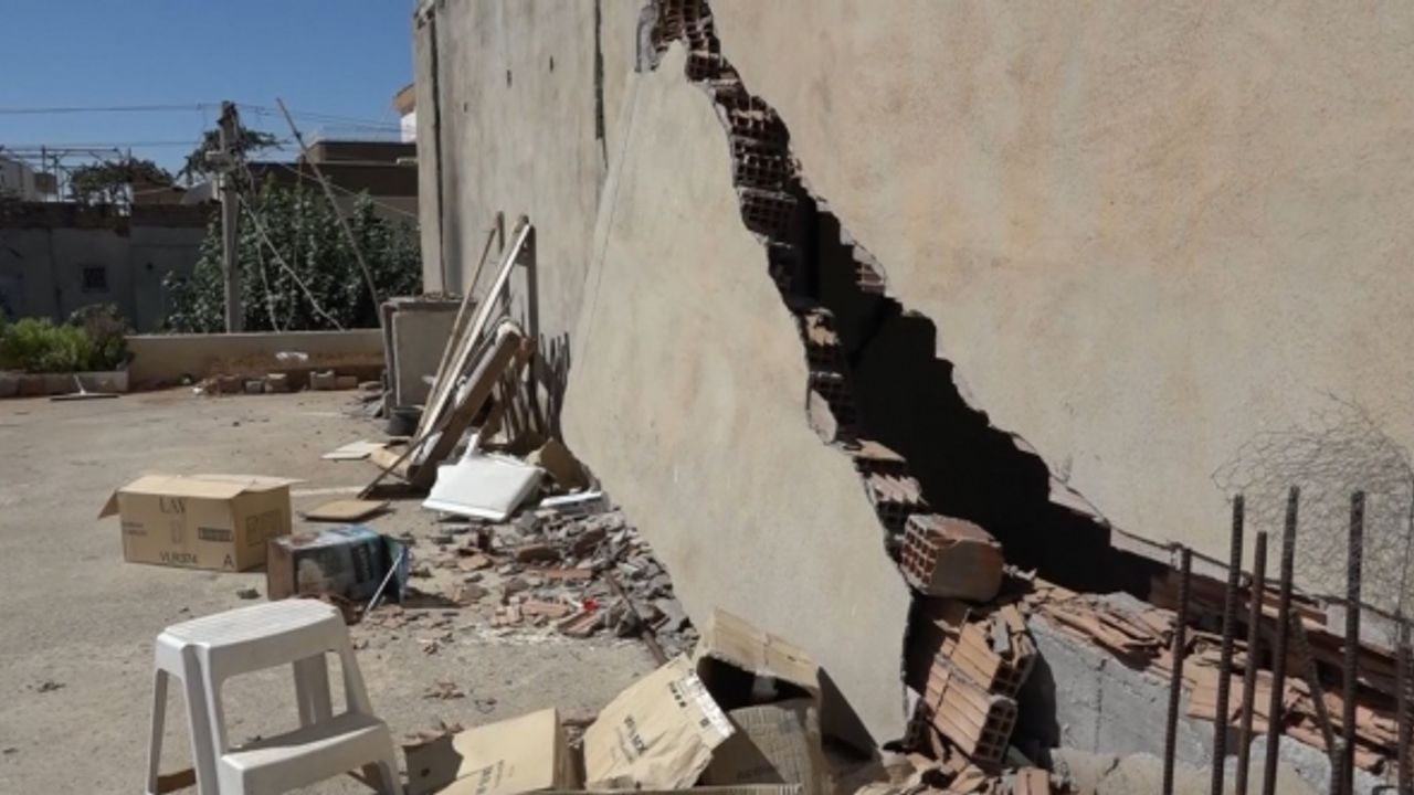 Kahta’daki ağır hasarlı bina vatandaşı tedirgin ediyor