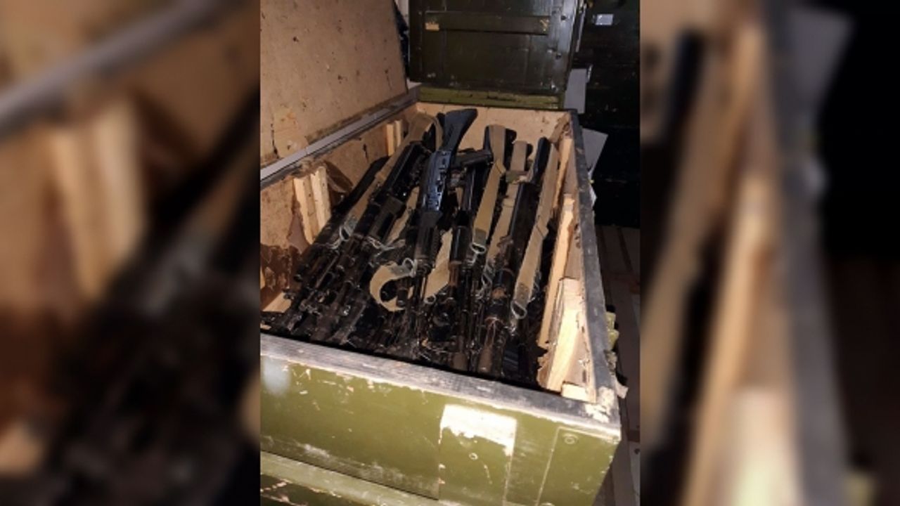 Karabağ’da bir depoda çok sayıda silah ve mühimmat bulundu