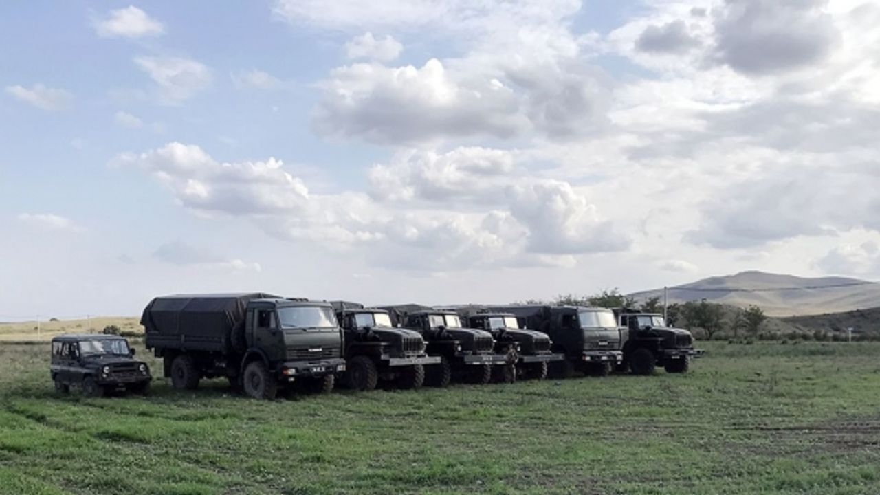Karabağ’da ele geçirilen askeri araç ve topçu bataryalarının görüntülerini yayınlandı