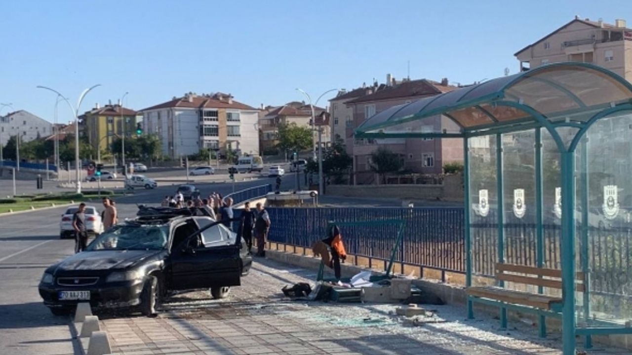 Karaman’da faciadan dönüldü: Otomobil, otobüs durağına çarparak takla attı