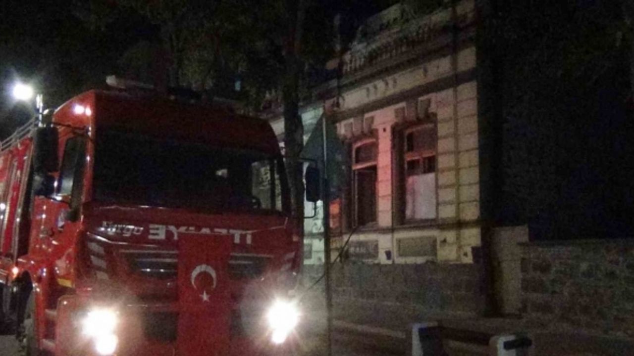 Kars’ta tarihi bina bir haftada 2 kez yandı