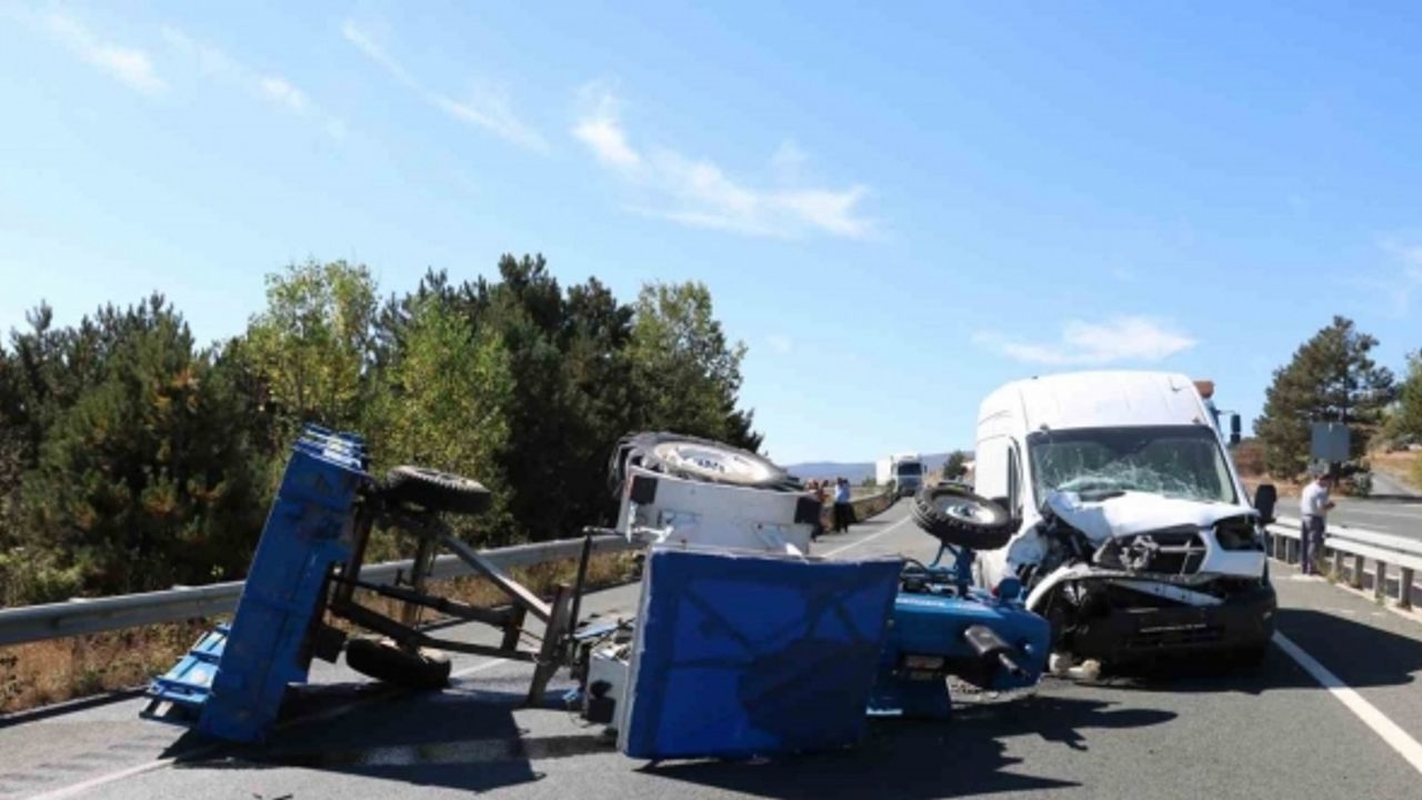 Kastamonu’da minibüs ile traktör çarpıştı: 2 yaralı