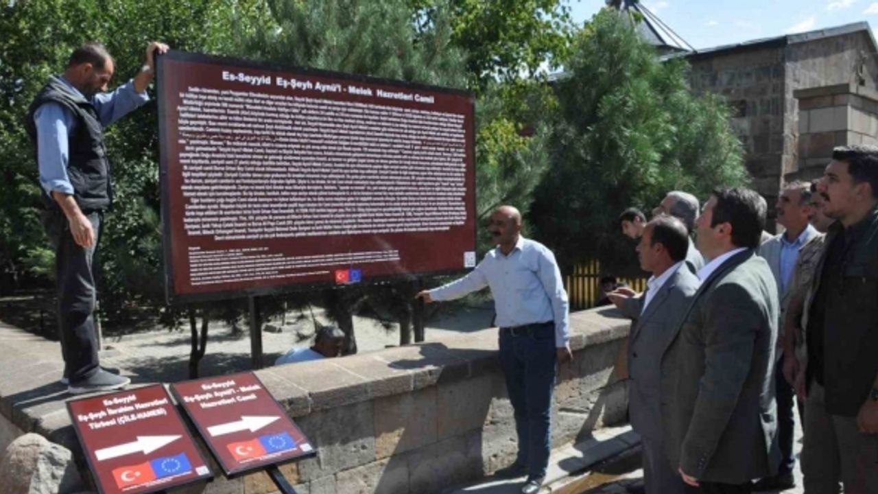 Kaymakam Ocak, tarihi Esenlik köyünü ziyaret ederek yönlendirme tabelalarının yerleştirmesini gerçekleştirdi