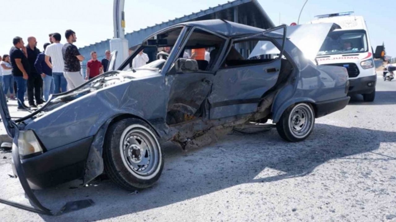 Kaza güvenlik kamerasında: Otomobil hurdaya döndü, 4 kişi yaralandı