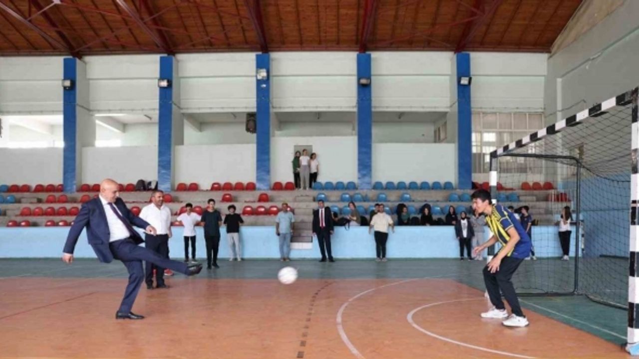 Keçiören Belediye Başkanı Altınok, mezun olduğu okulları ziyaret etti