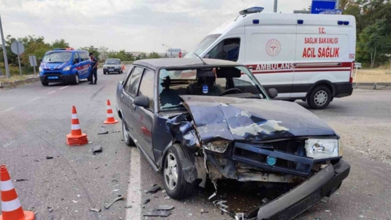 Kırıkkale’de iki otomobil çarpıştı: 1’i bebek 3 yaralı