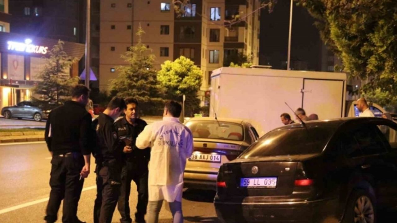 Koca şiddetinden kaçamadı: Araçtan atlamaya çalıştı, silah kabzasıyla darbedildi