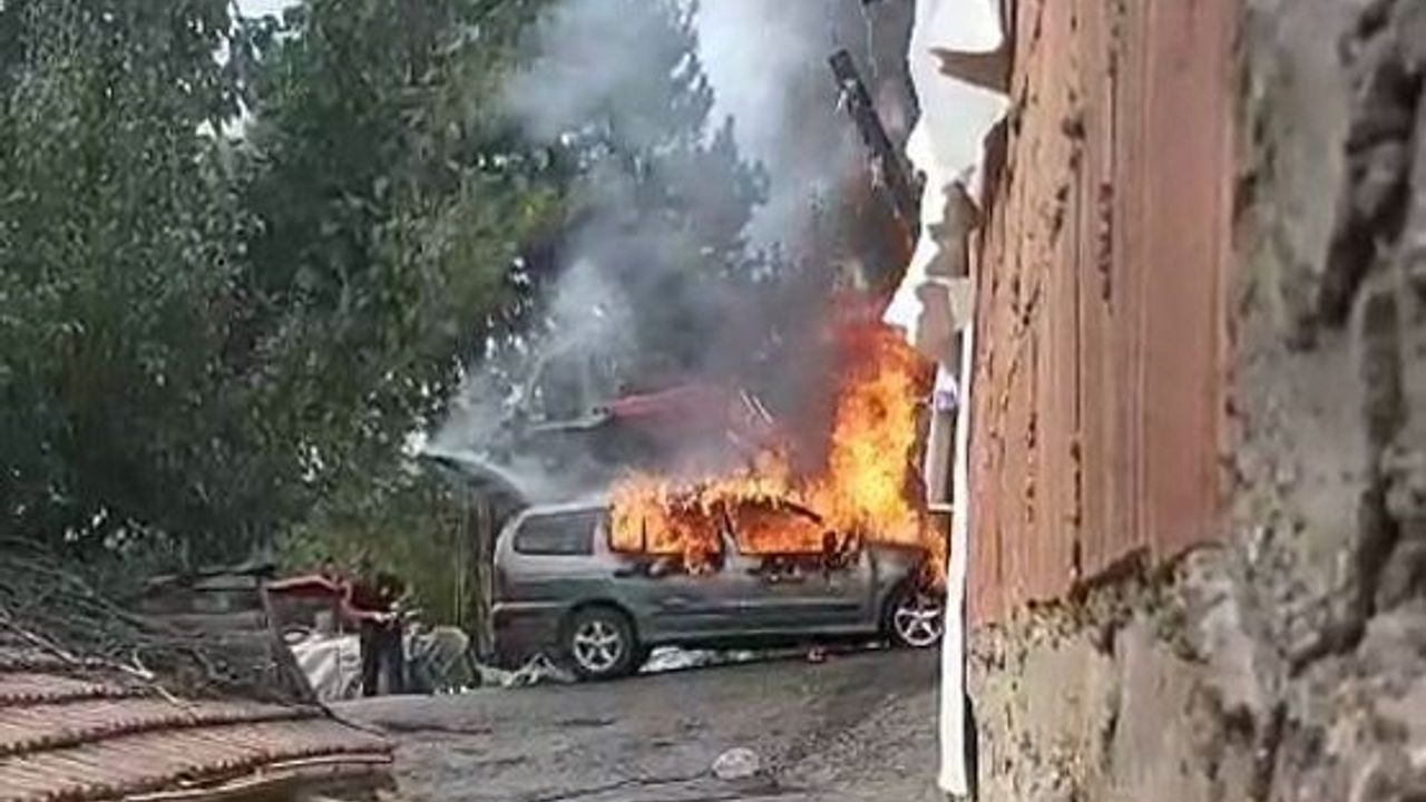 Kontağa bastığı gibi alev topuna döndü