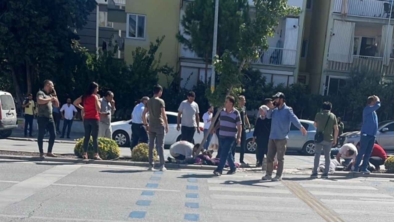 Kontrolden çıkan araç öğrenci ve velilere çarptı: 1 ölü, 3 yaralı