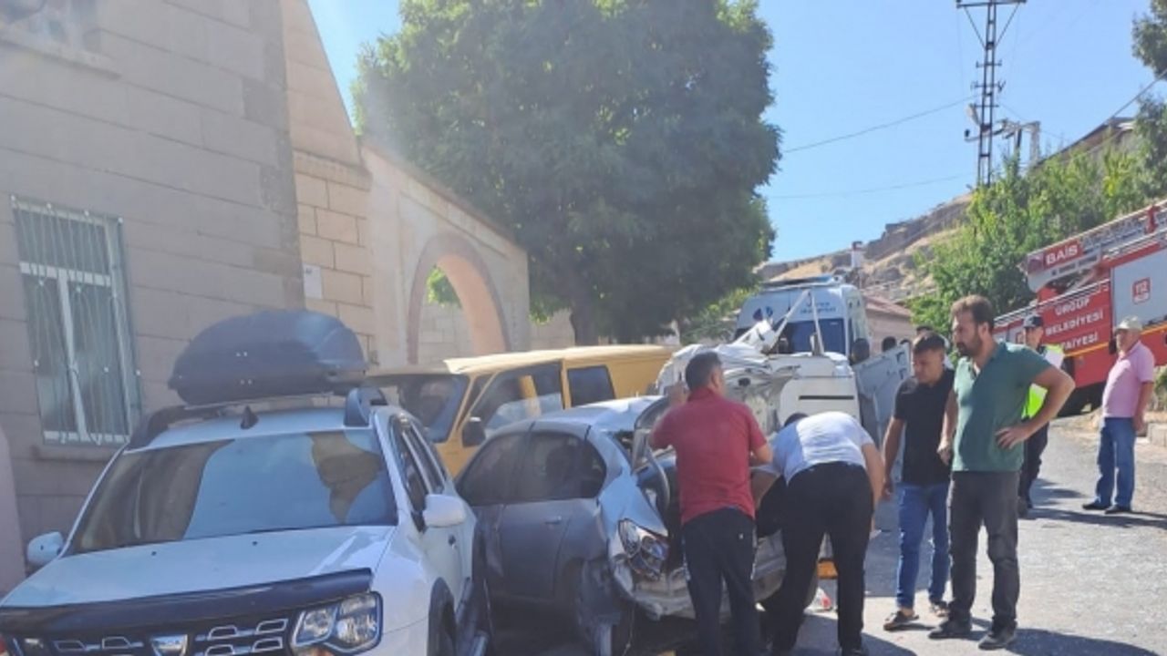 Kontrolü kaybolan minibüs önce araçlara sonra yayalara çarptı: 1 Ölü