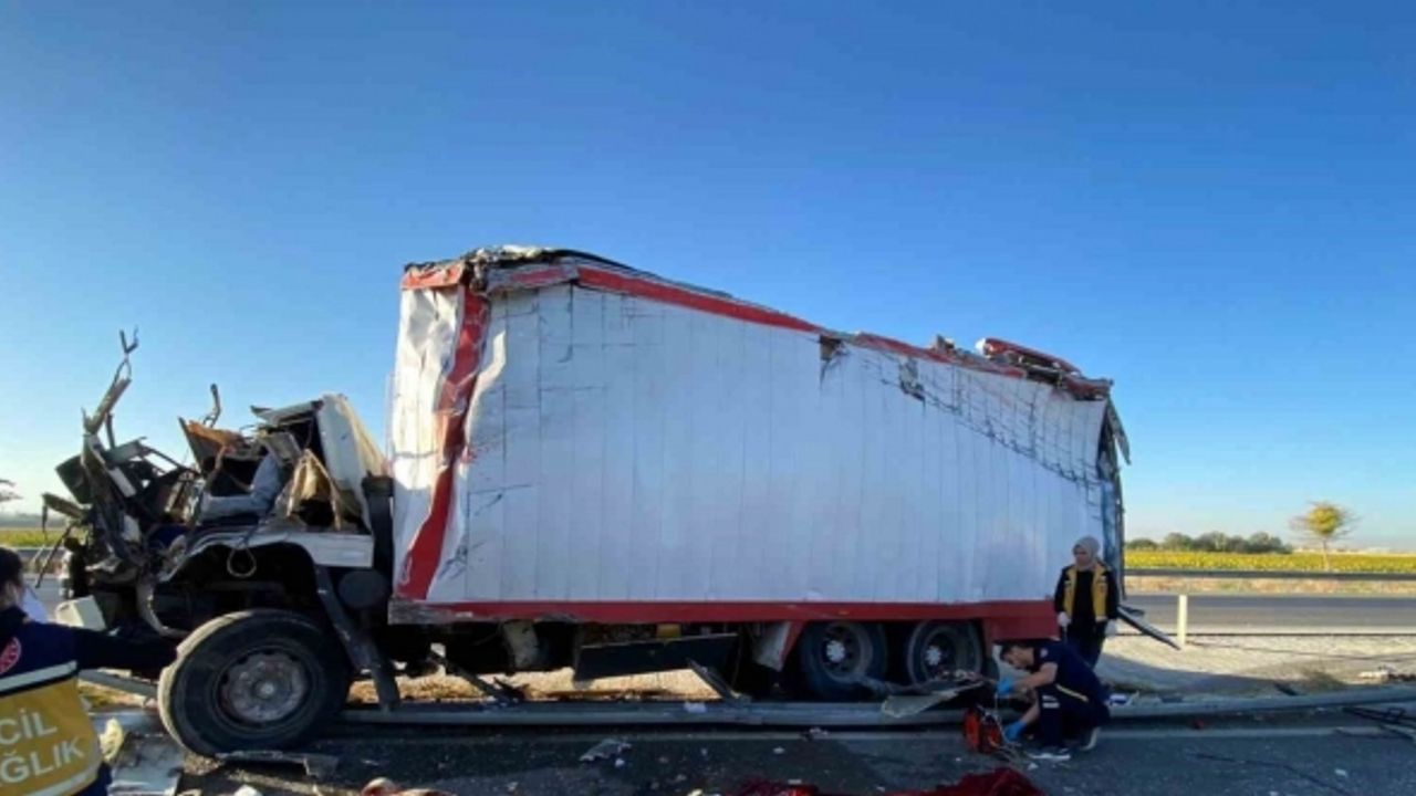 Konya’da kamyon bariyerlere çarptı: 1 ölü, 1 yaralı