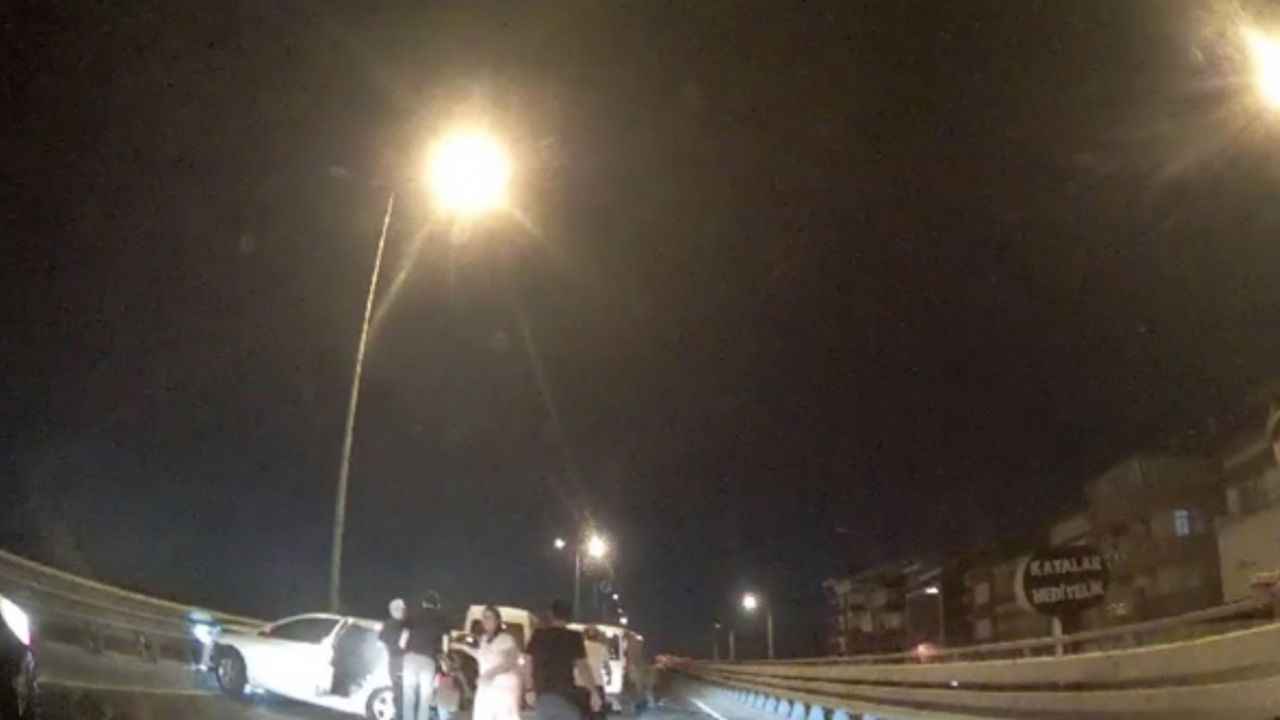 Köprülü kavşakta 3 araçlı zincirleme kaza: 3 yaralı