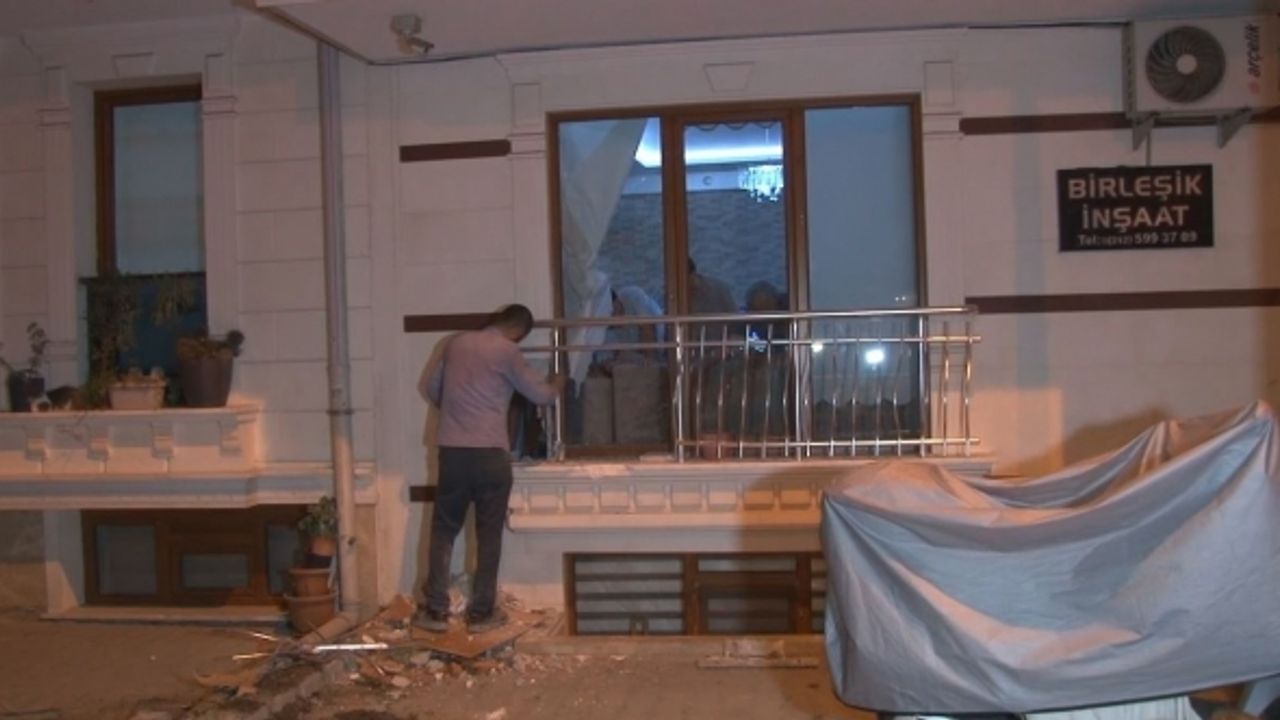 Küçükçekmece’de freni boşalan iş makinesi bir binaya girdi