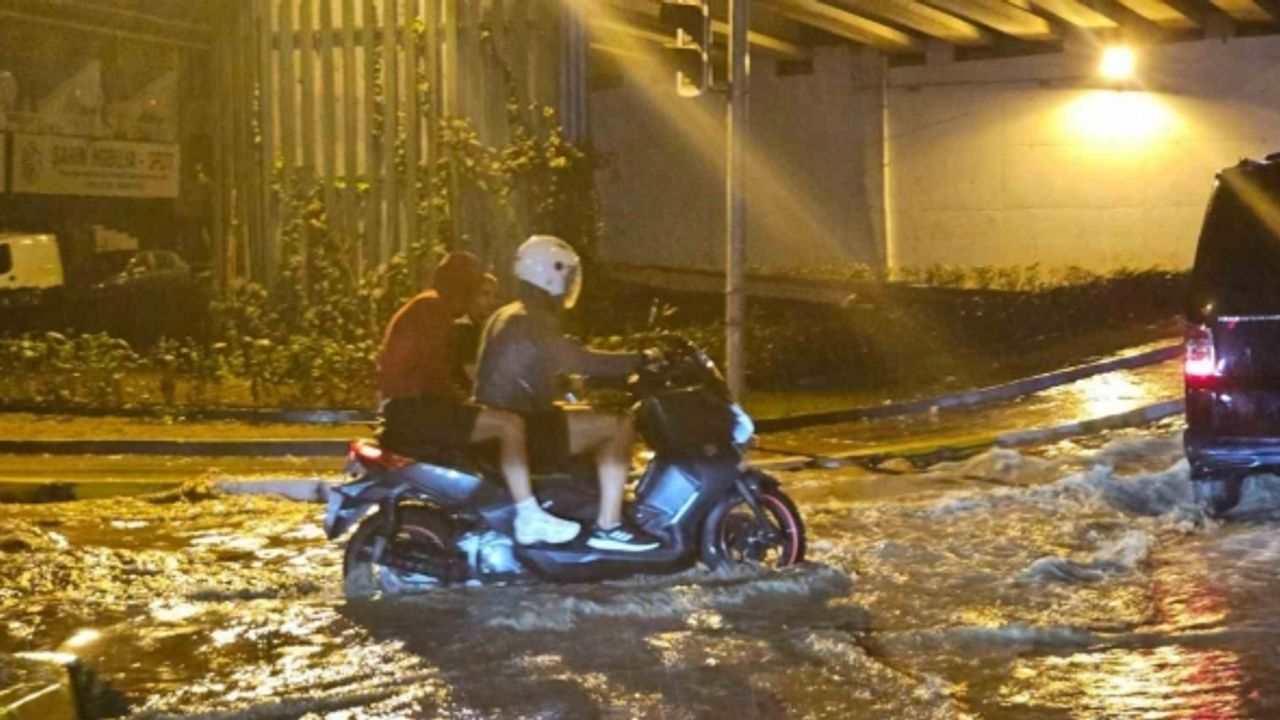 Kuşadası’nda 10 dakikalık sağanak yağış yolları göle çevirdi