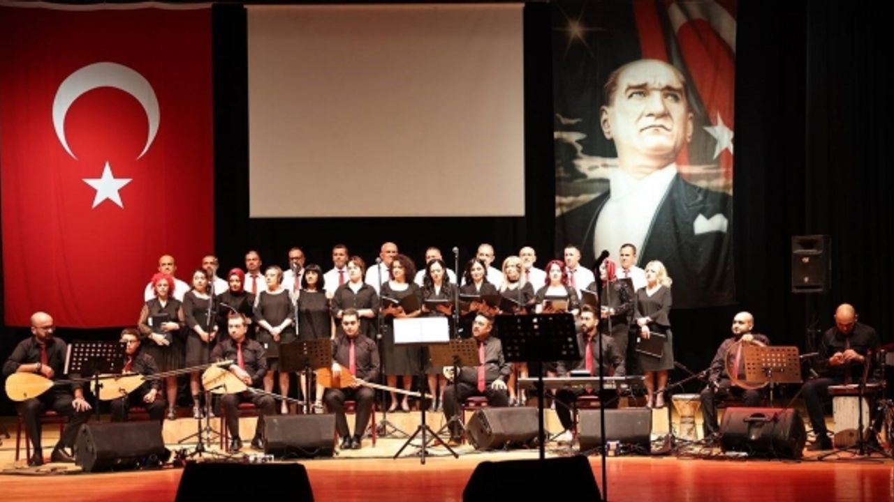 Kütahya Belediyesi Kültür ve Sanat Akademisi Türk Halk Müziği Korusu ilk konserine verdi