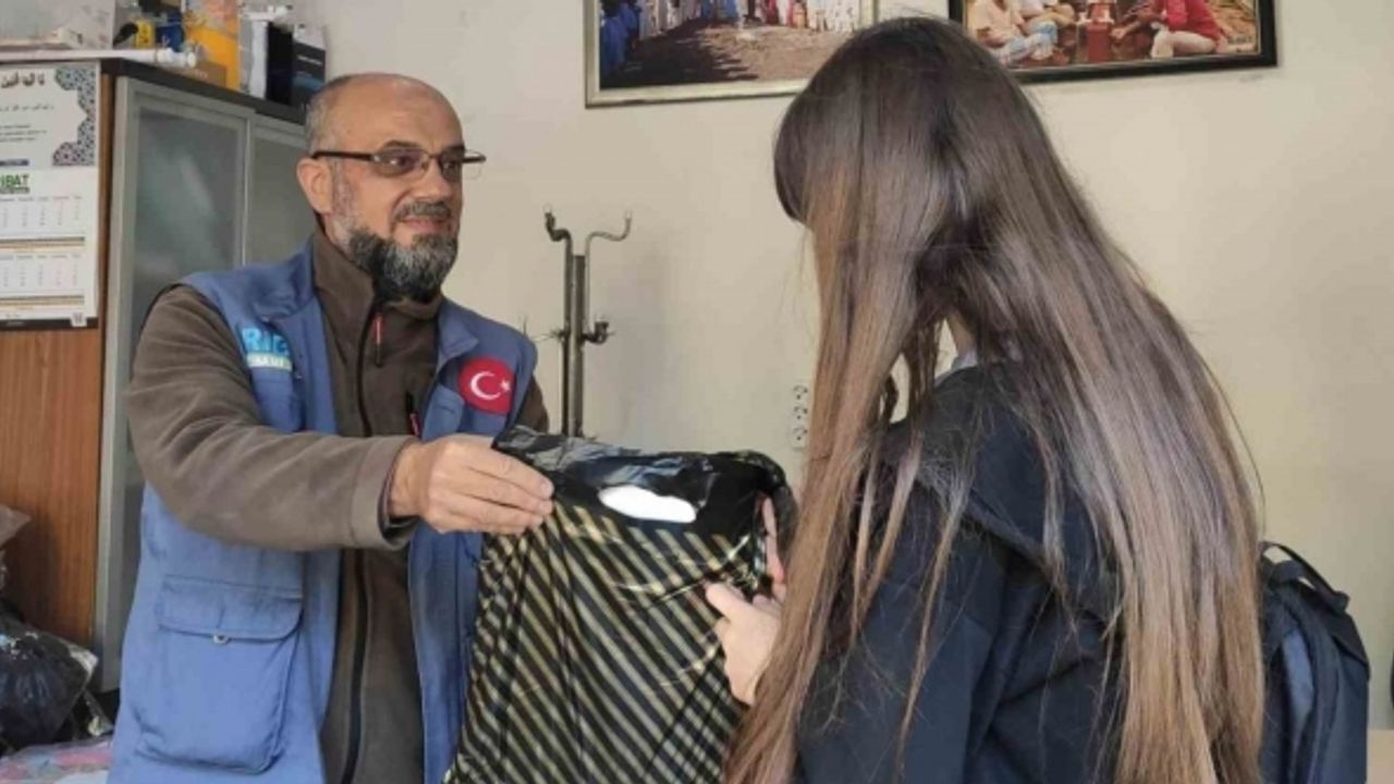 Kütahya Ribat İnsani Yardım Derneğinden 70 öğrenciye kırtasiye yardımı