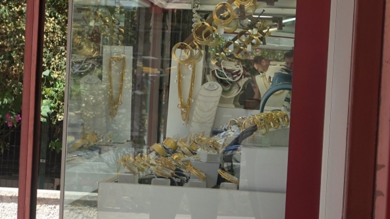 Kuyumcuya sahte altın satmaya çalıştılar, ‘polis’ lafını duyunca topukladılar