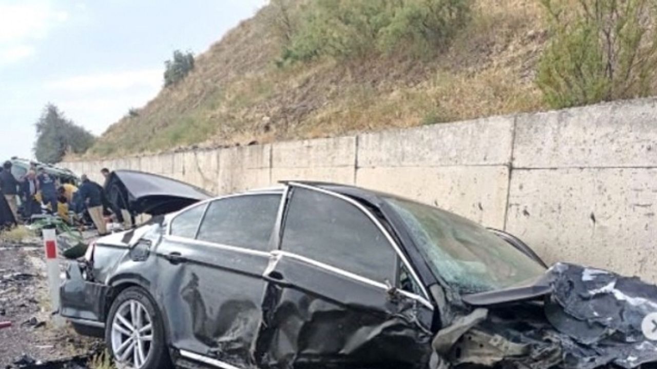 Makam aracı ile otomobil hafif ticari araç çarpıştı: 3 yaralı