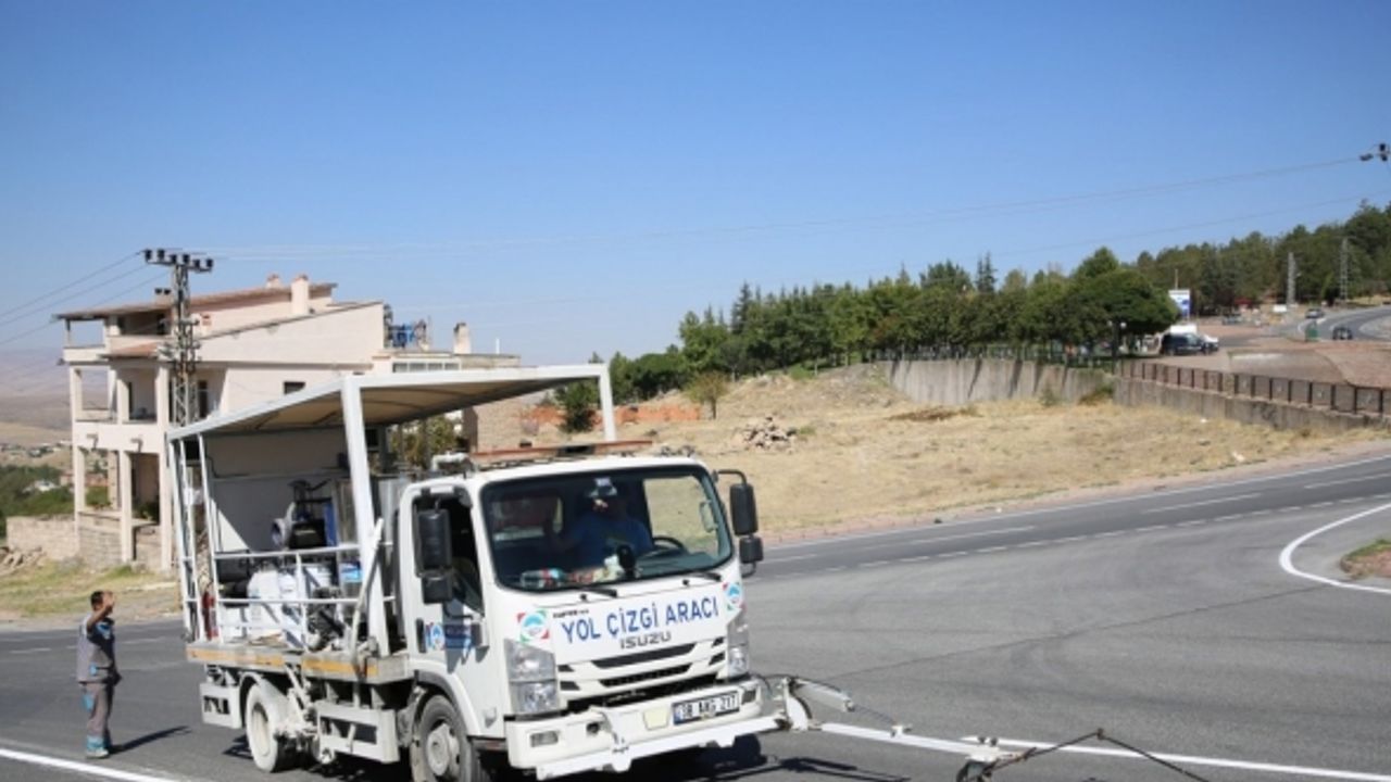 Melikgazi, Yolların Güvenliği İçin Çizgi Çalışması Yapıyor
