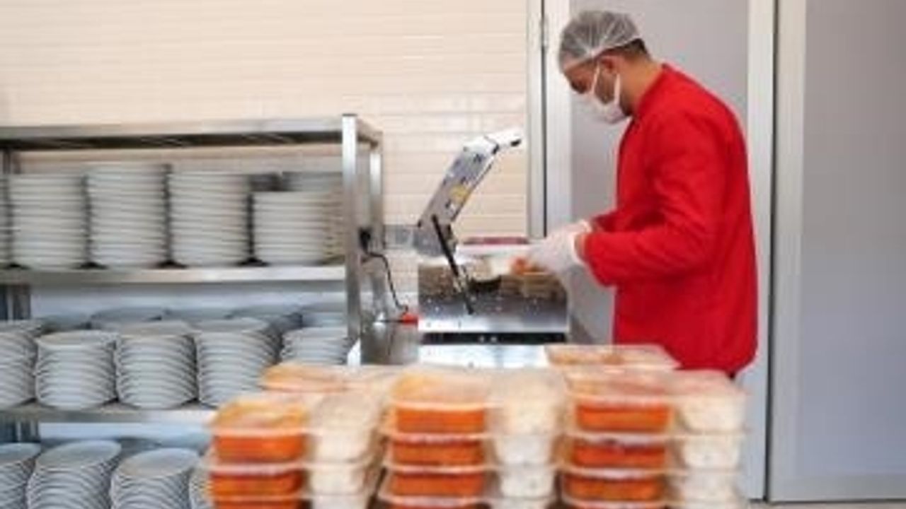 Merkezefendi’de iki öğün yemek, ihtiyaç sahiplerinin sofralarına ulaştırılıyor