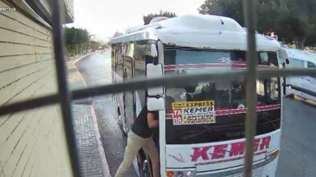 Midibüs şoförü ile yavru köpeğin inatlaşması mutlu sonla bitti