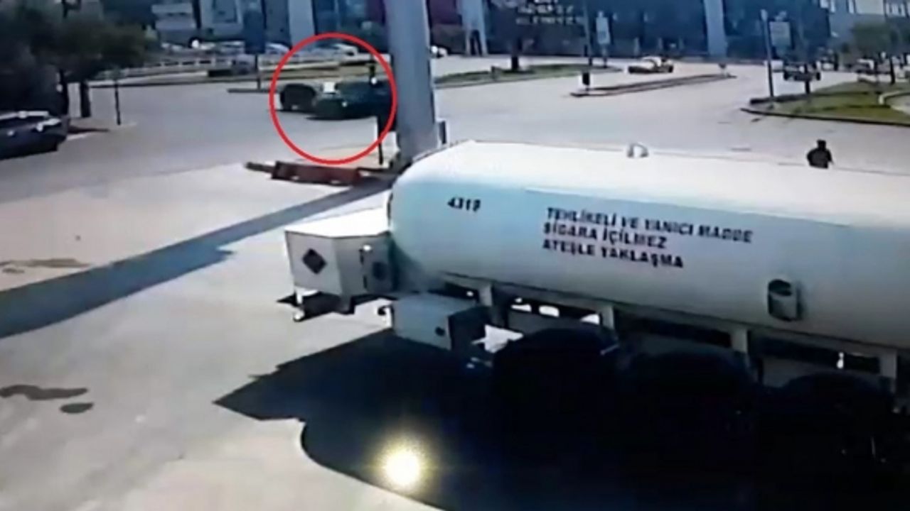 Minibüsle otomobil kavşakta çarpıştı: O anlar kameraya yansıdı