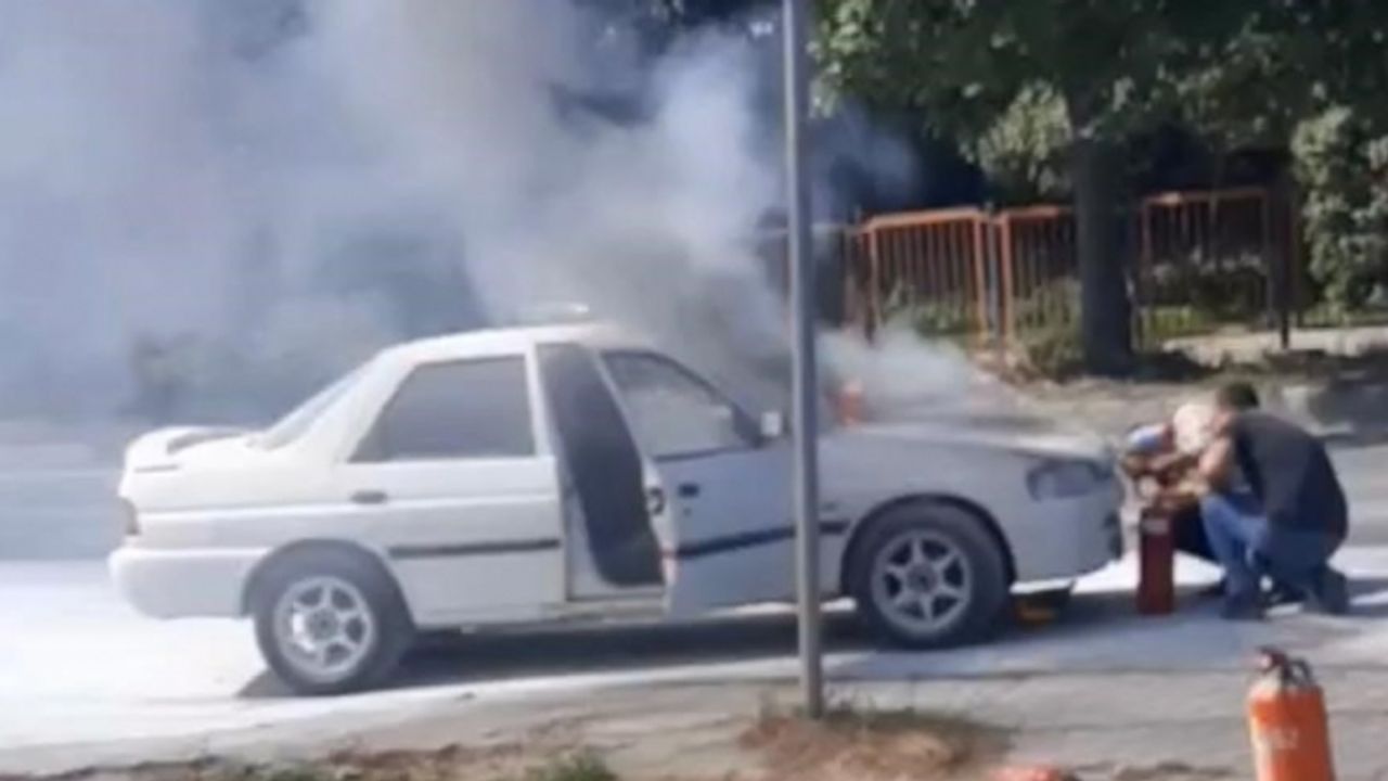 Motor kısmından alev alan otomobili vatandaşlar söndürdü