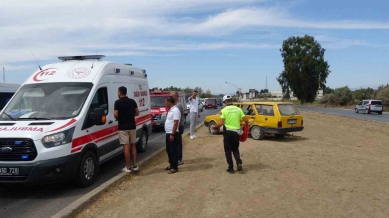 Motosiklet sürücüsünün metrelerce savrulduğu aynı kavşakta 1 saat arayla yaşanan iki kazada araçlar hurdaya döndü