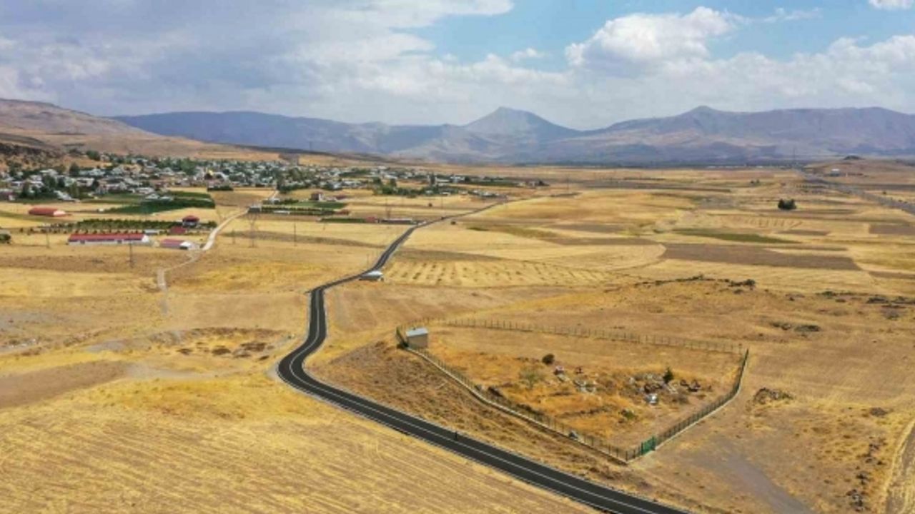 Muradiye’de 4 mahallenin 13 kilometrelik yolu sıcak asfalta kavuştu