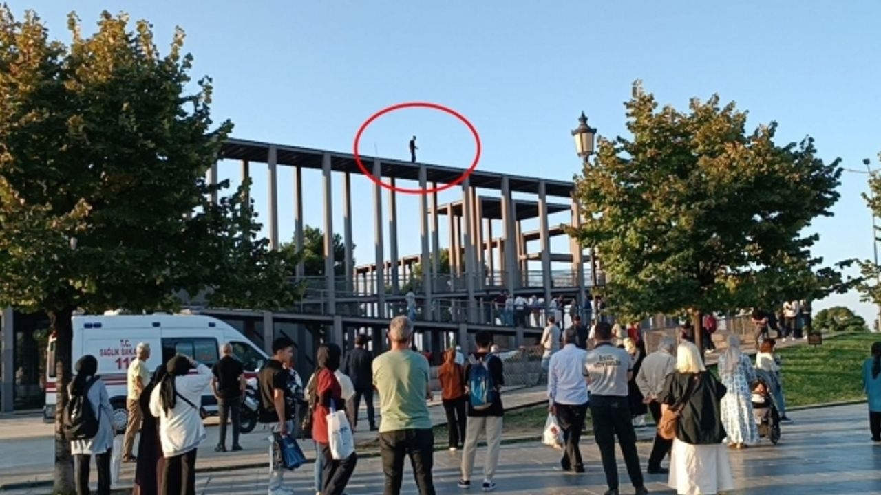 Müze korkuluklarında can pazarı, aşağıda canlı yayın telaşı