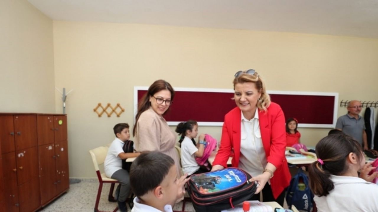 Öğrencilere sırt çantası ve kırtasiye seti hediye edildi