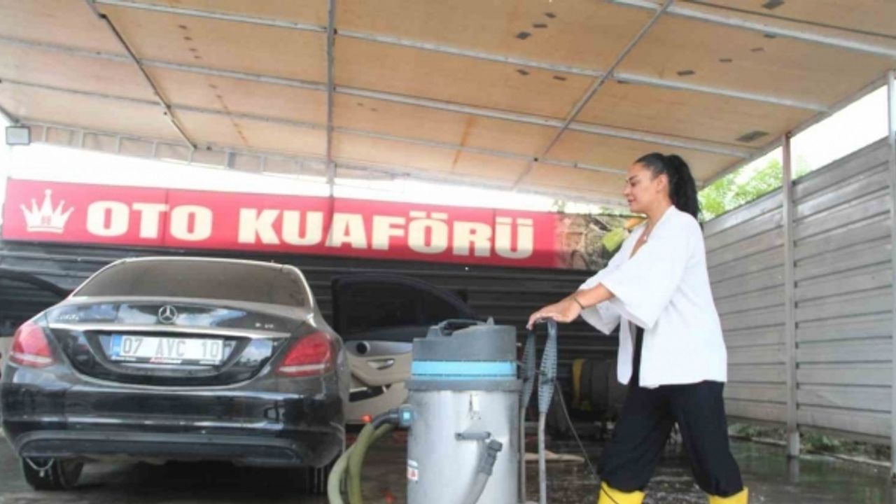 Ojeli tırnaklarıyla oto yıkamacı oldu, hedefi daha çok kadın istihdamı
