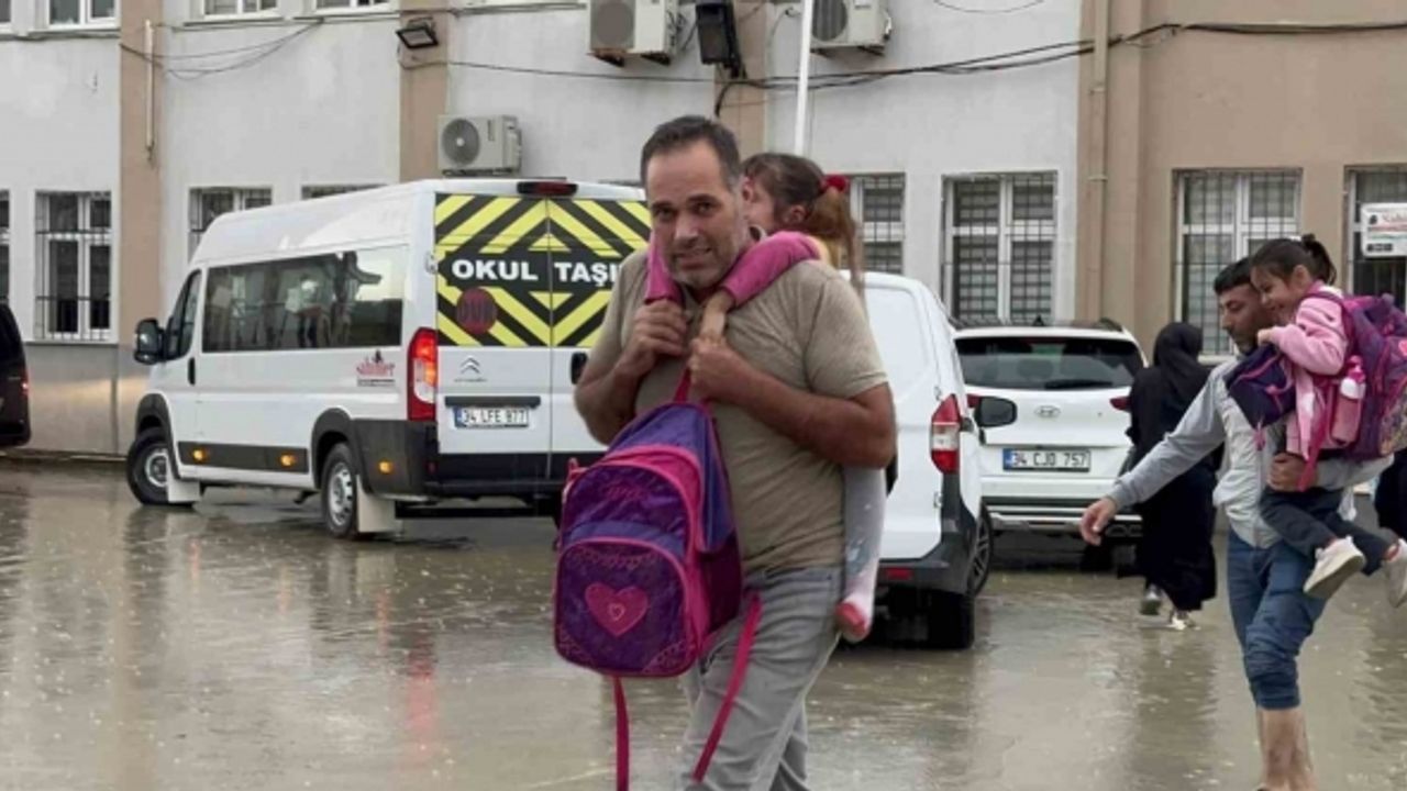 Okulda mahsur kalan minikleri itfaiye kurtardı, o anlar kamerada