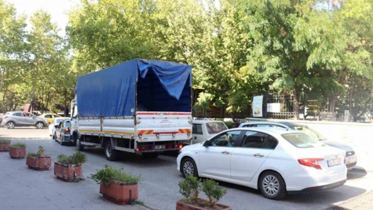 Okulların açılmasıyla o bölgedeki trafik sorunu vatandaşların tepkisine neden oldu