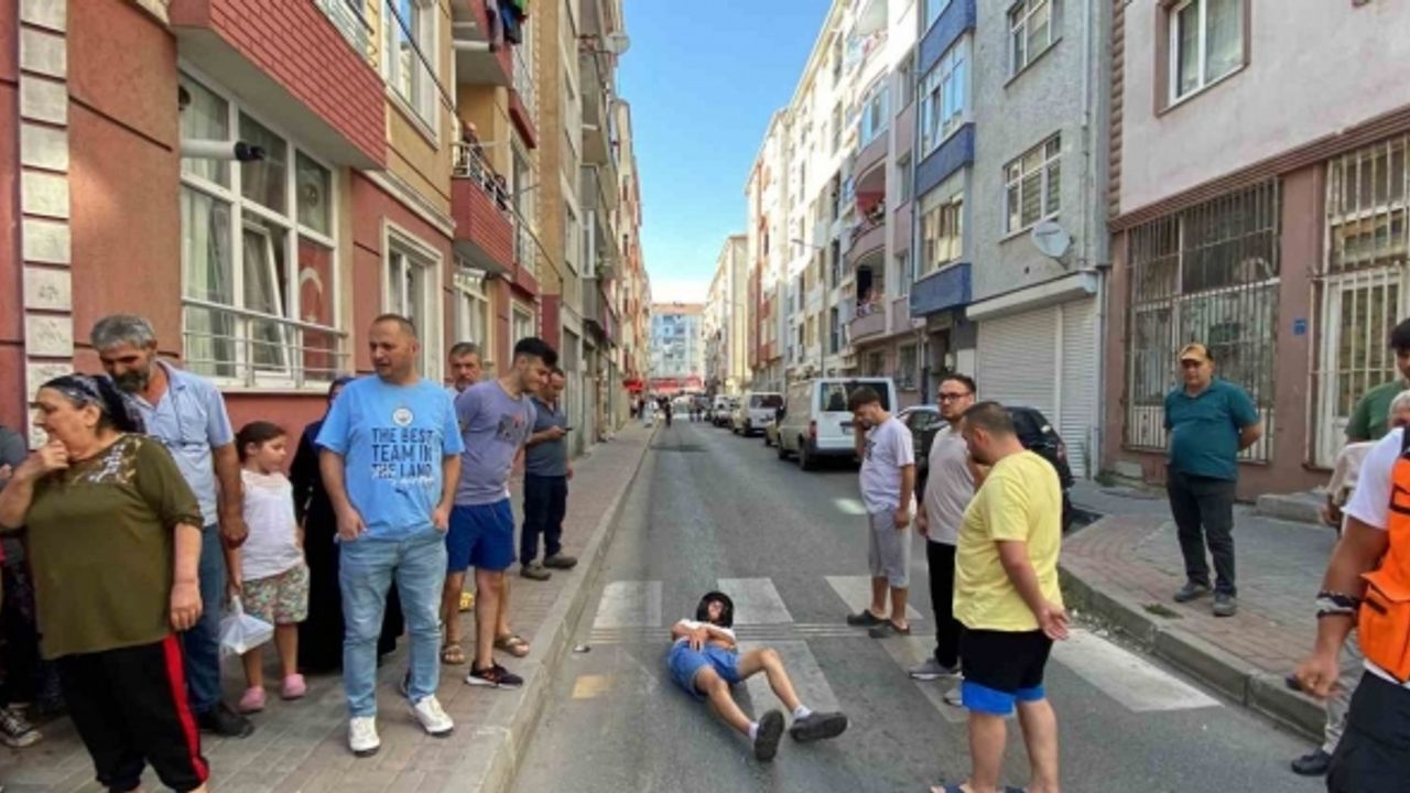 Otomobille çarpışan motosikletin yayanın üzerine savrulduğu kaza kamerada: 2 yaralı