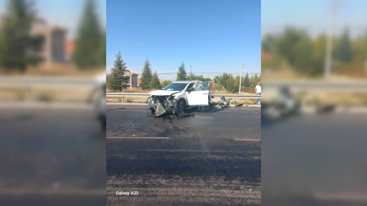 Otomobillerin kafa kafaya çarpıştığı kazada 4 kişi yaralandı