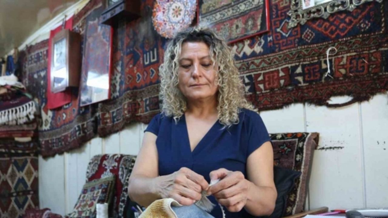 (Özel) Eşinden öğrendi... 32 yıldır antika halıları yeniliyor