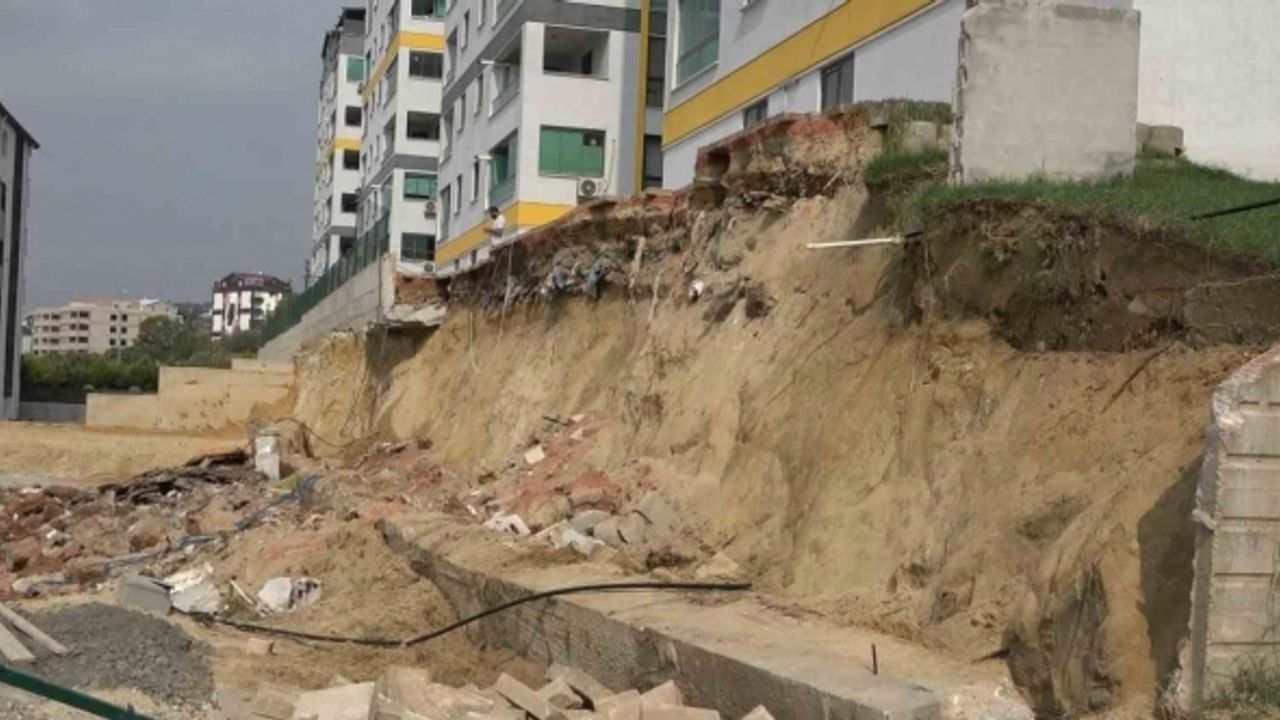 (Özel) Facianın eşiğinden döndüler...4 blok 8 katlı sitenin istinat duvarı böyle çöktü