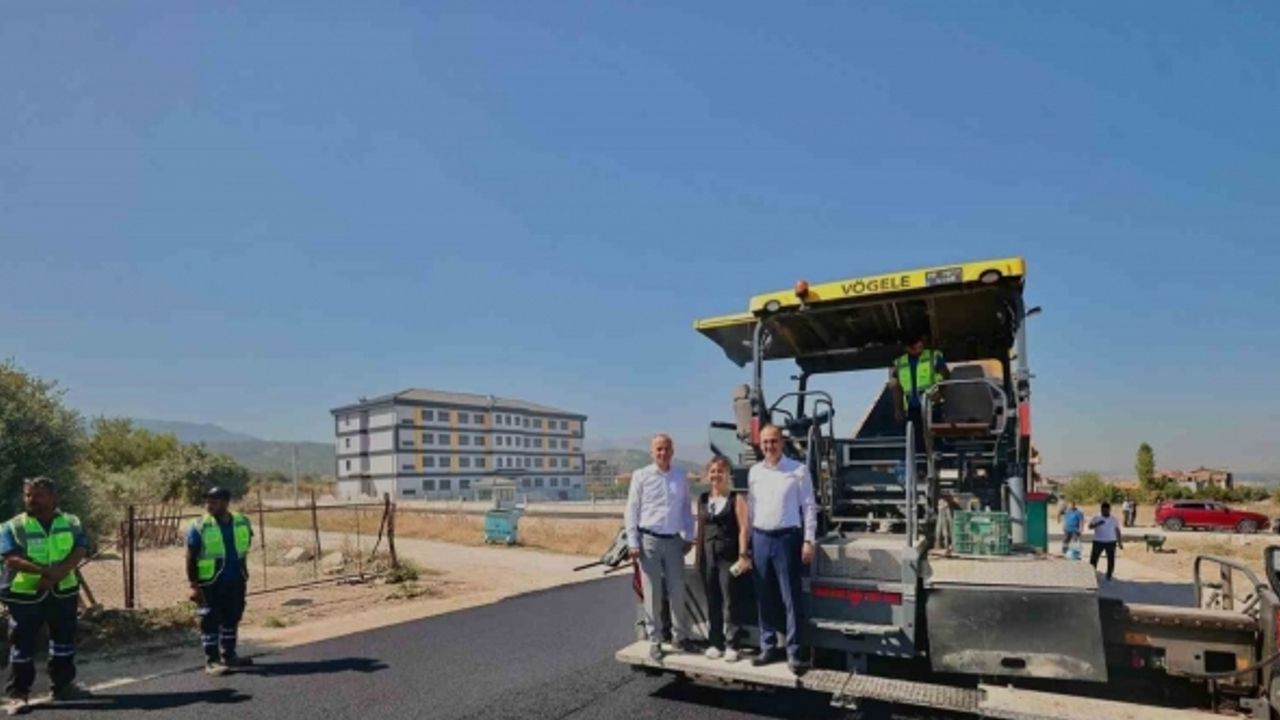 Pamukkale’de okul yollarına sıcak asfalt çalışması sürüyor